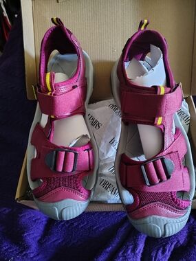 🩴NWT Dream Pairs Women's Closed Toe Sport Hiking Sandals Burgundy Size 11🩴